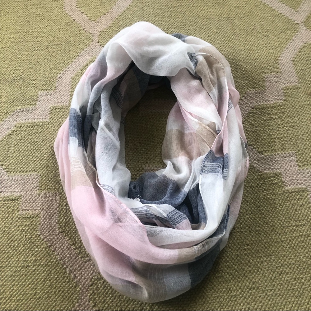 Lightweight infinity scarf - Picture 6 of 6